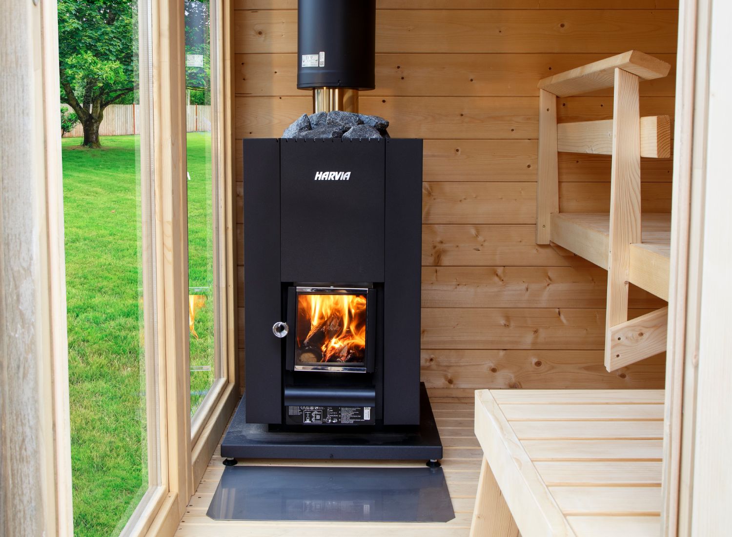 Linear 18 compact schwarz Holzofen