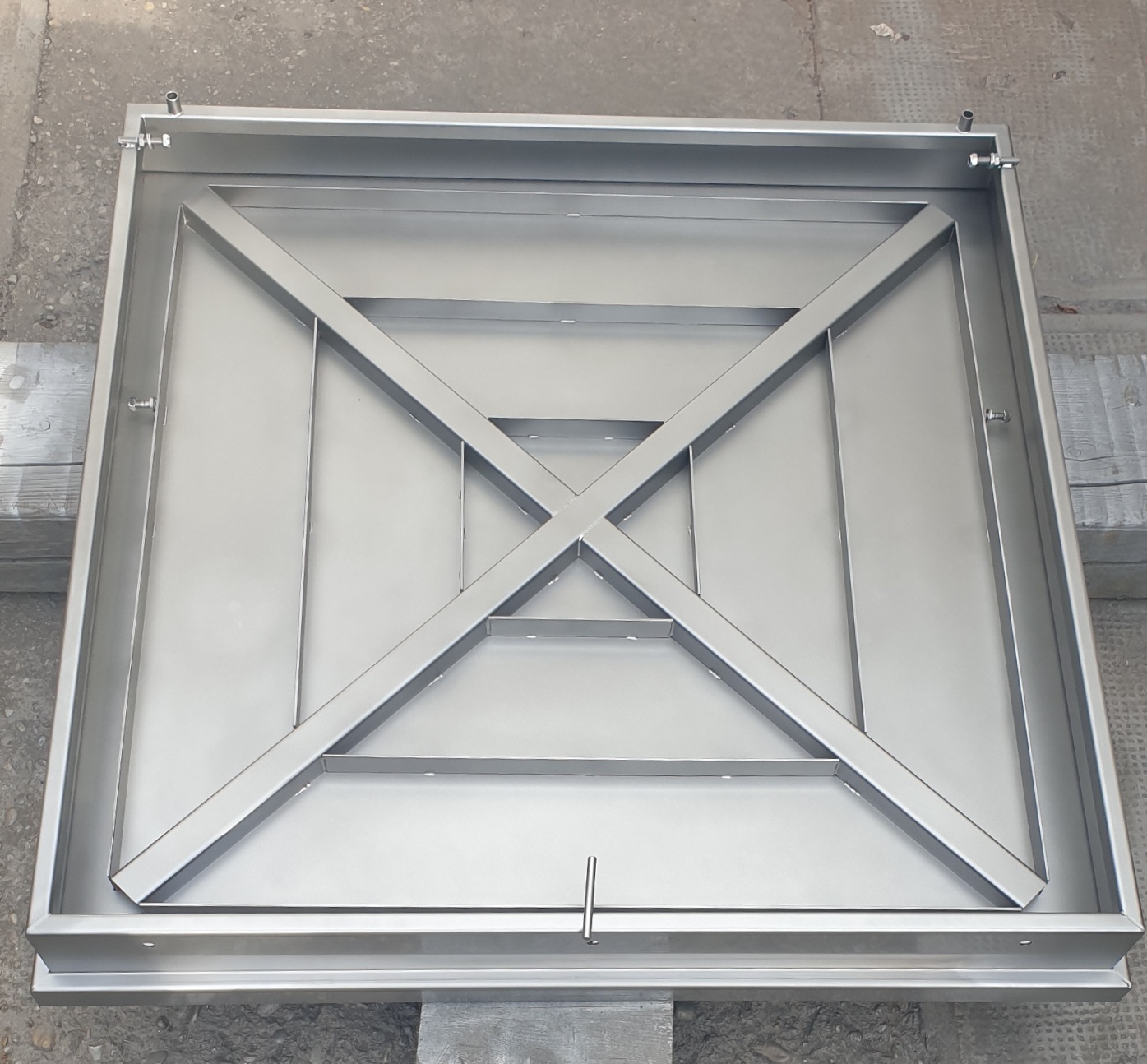 600 mm Betonöffnung Edelstahl-Schachtdeckel mit Gasfeder